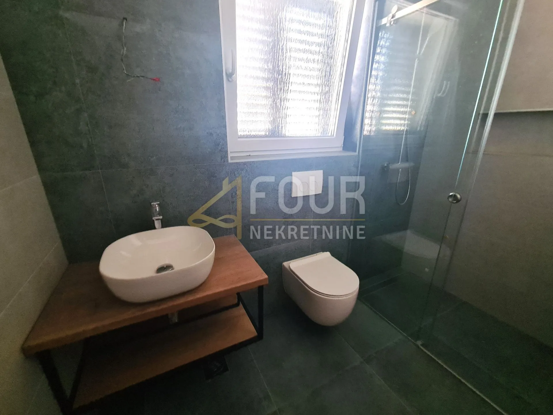cres - centar, dvoetažni stan 131.88m2, okućnica 104m2 - slika 13