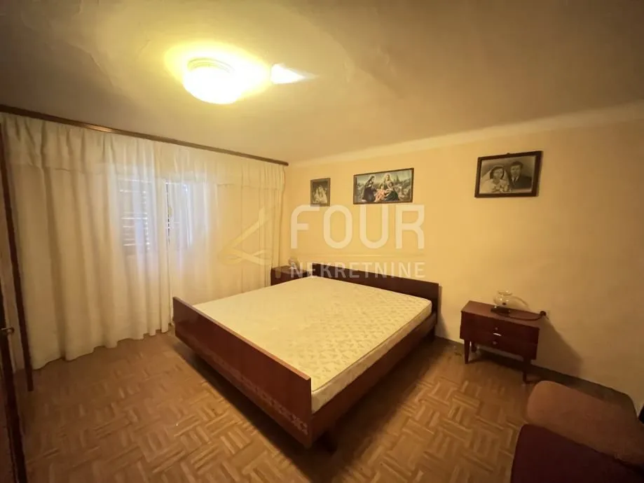 istra, buje, kuća s 3 stana, 3 garaže, velika okućnica - slika 2