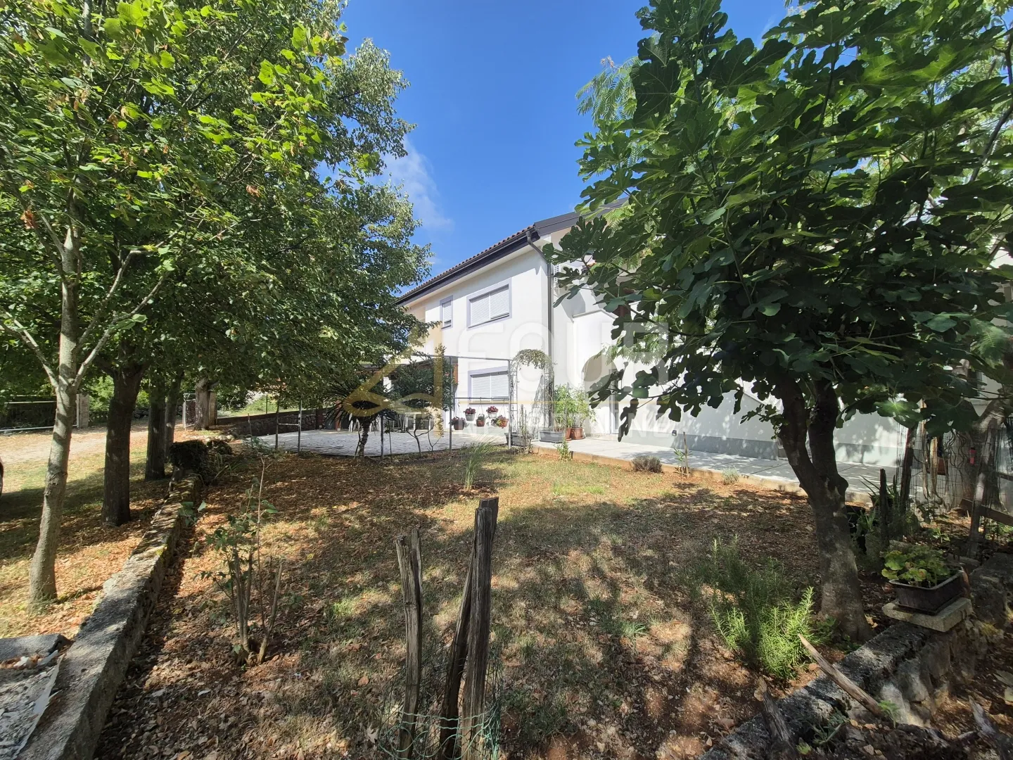 Otok Krk, Dobrinj - okolica, kuća s 4 stana, garaža, velika okućnica