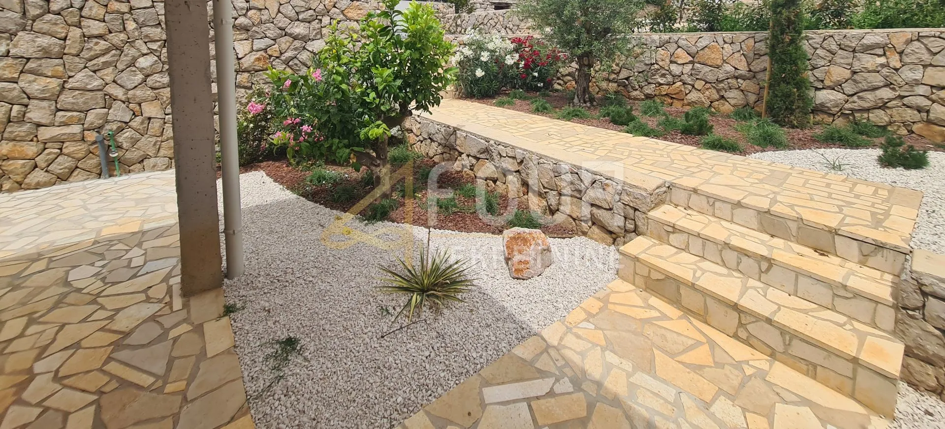 cres - centar, dvoetažni stan 131.88m2, okućnica 104m2 - slika 4