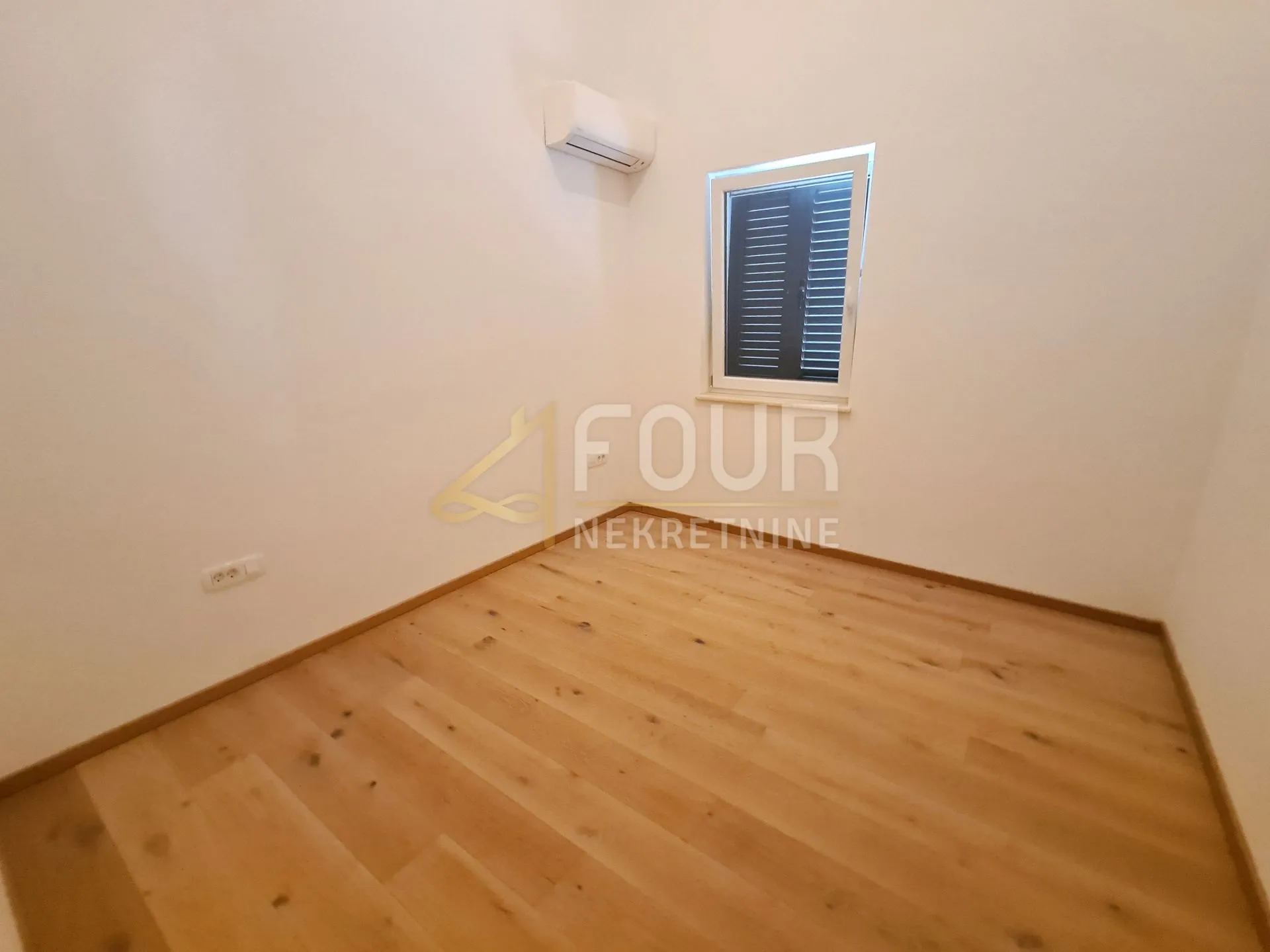cres - centar, dvoetažni stan 131.88m2, okućnica 104m2 - slika 10