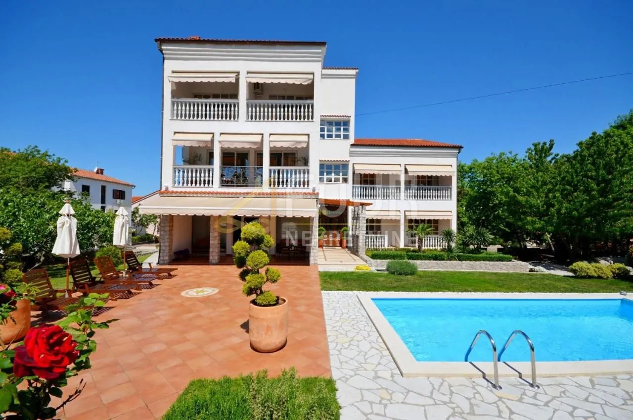 otok krk, malinska, kuća s bazenom i 9 apartmana - slika 3