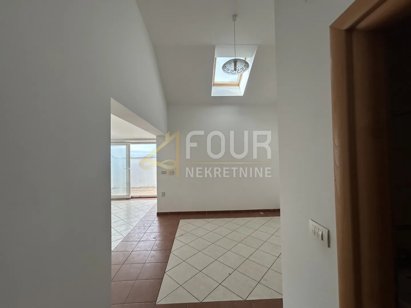 novi vinodolski, 158.54m2, u naravi 2 stana, 2 balkona, 50m od mora! - slika 6