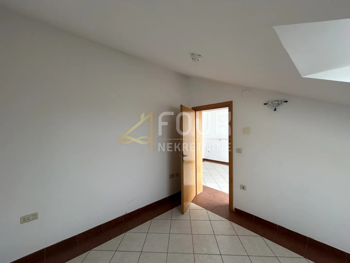 novi vinodolski, 158.54m2, u naravi 2 stana, 2 balkona, 50m od mora! - slika 9