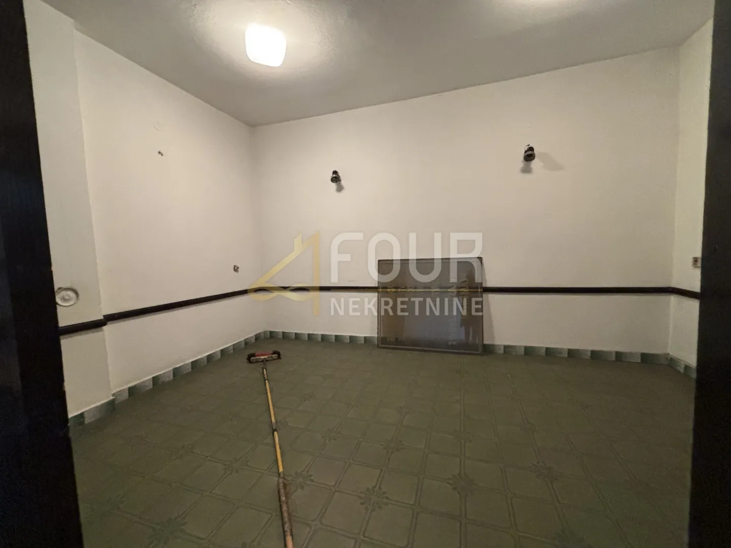 ogulin - centar, kuća stambeno poslovne namjene, garaža - slika 4