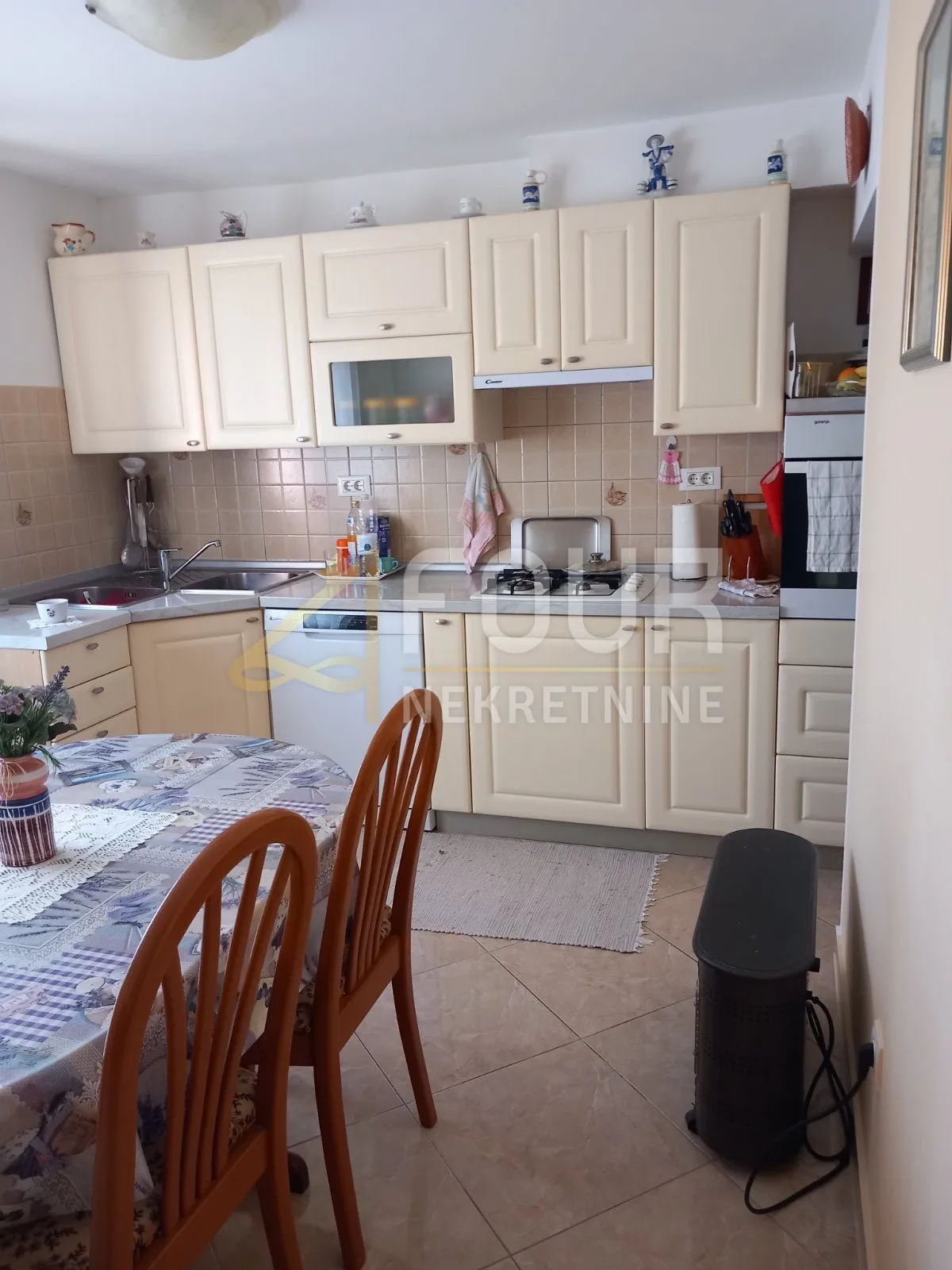 Istra, Pula, kuća s garažom, dodatnim apartmanom i dvorištem