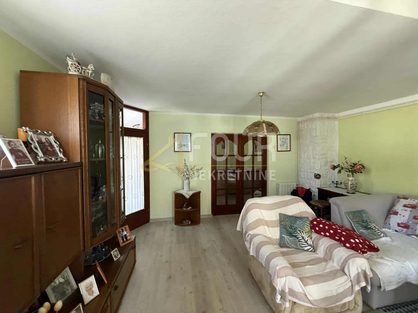 istra, pula, kuća s garažom, dodatnim apartmanom i dvorištem - slika 12