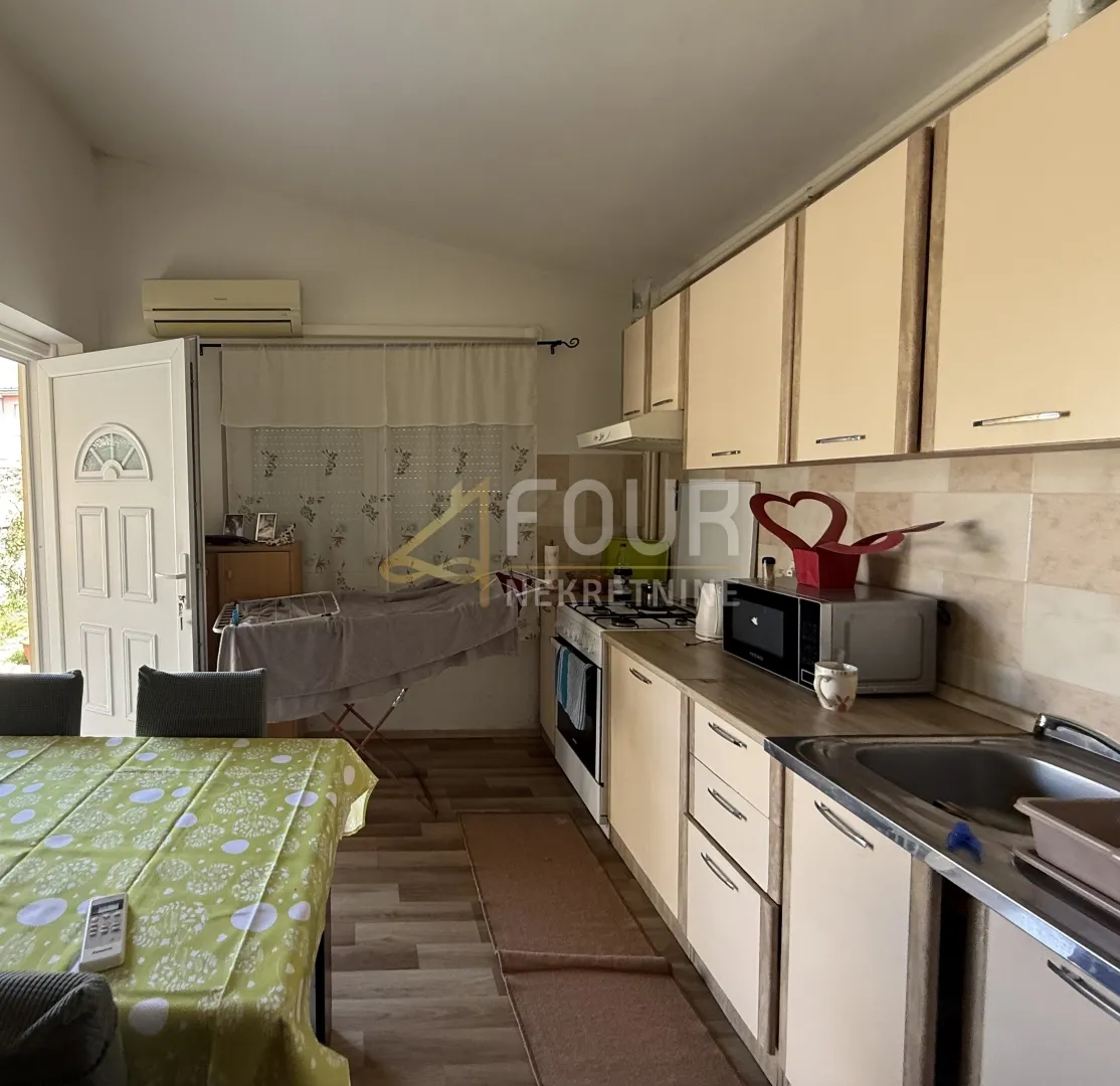 istra, pula, kuća s garažom, dodatnim apartmanom i dvorištem - slika 16