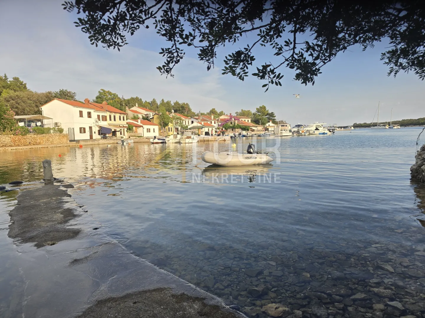 otok cres, mala kamena kuća - prvi red do mora ! - slika 1