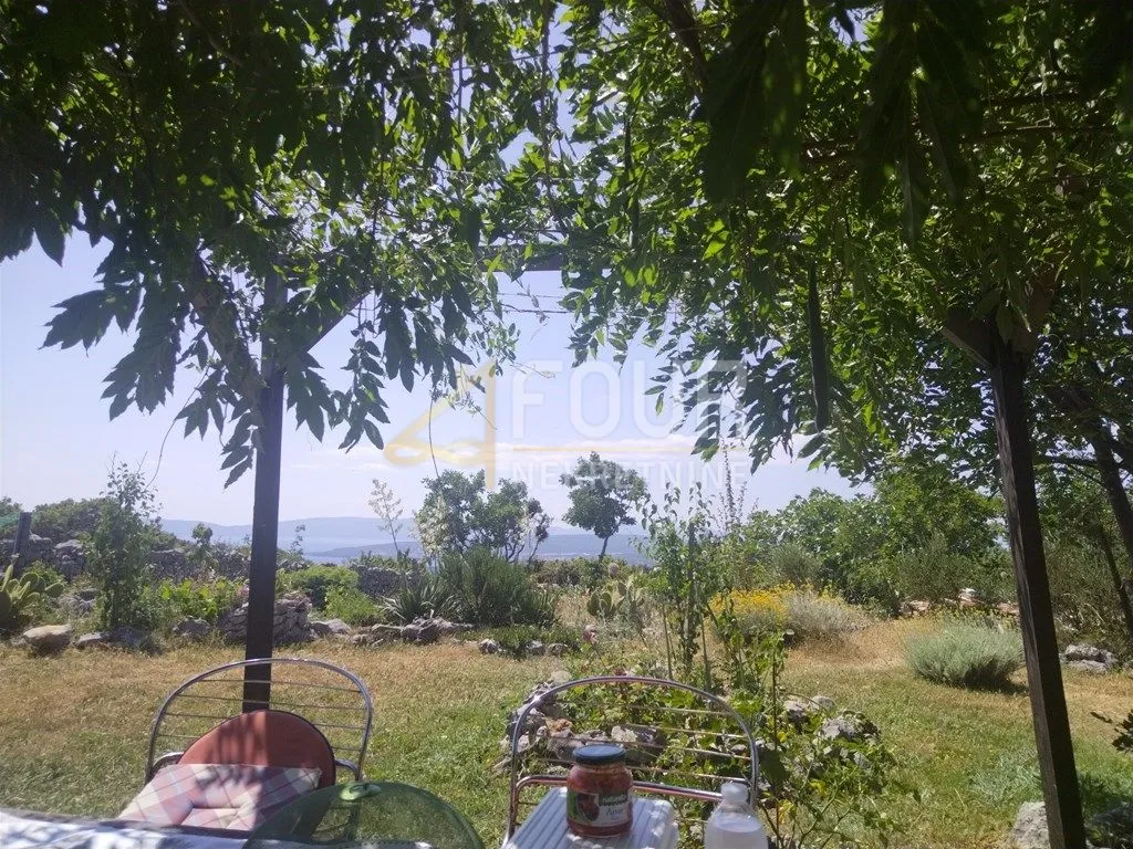 otok krk, punat, poljoprivredno zemljište s pogledom na more i punat - slika 9