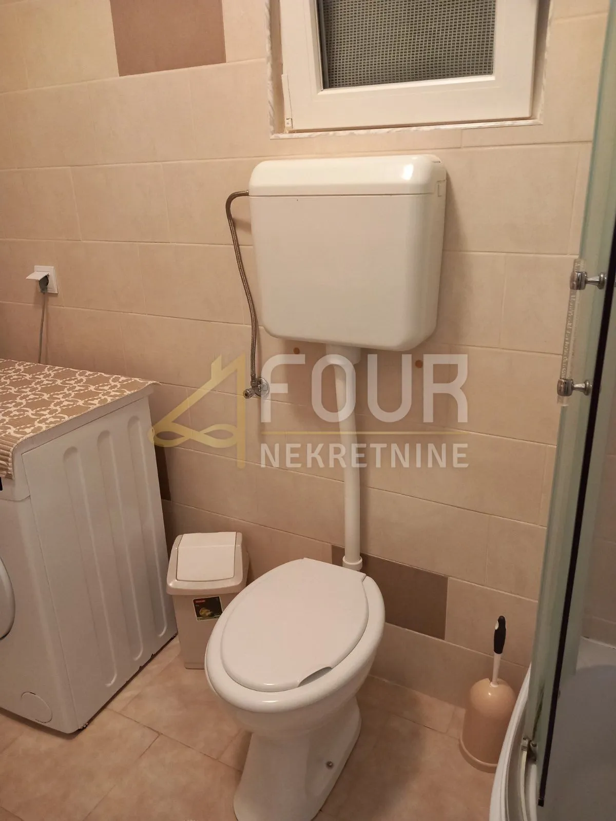istra, pula, kuća s garažom, dodatnim apartmanom i dvorištem - slika 39