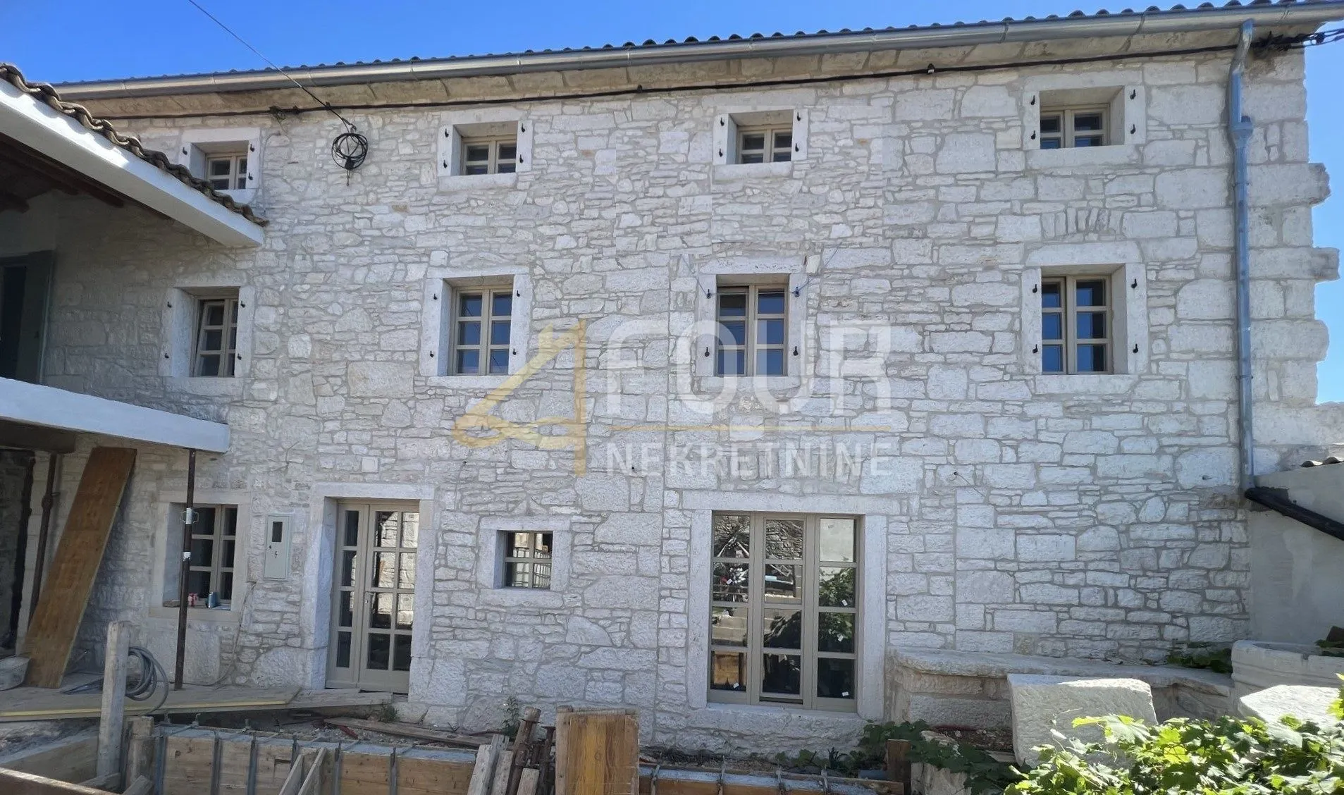 istra, kaštelir, vila s bazenom i saunom - slika 12
