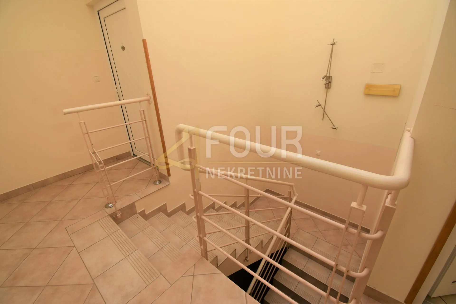 medulin - premantura - vila s 13 apartmana - slika 9