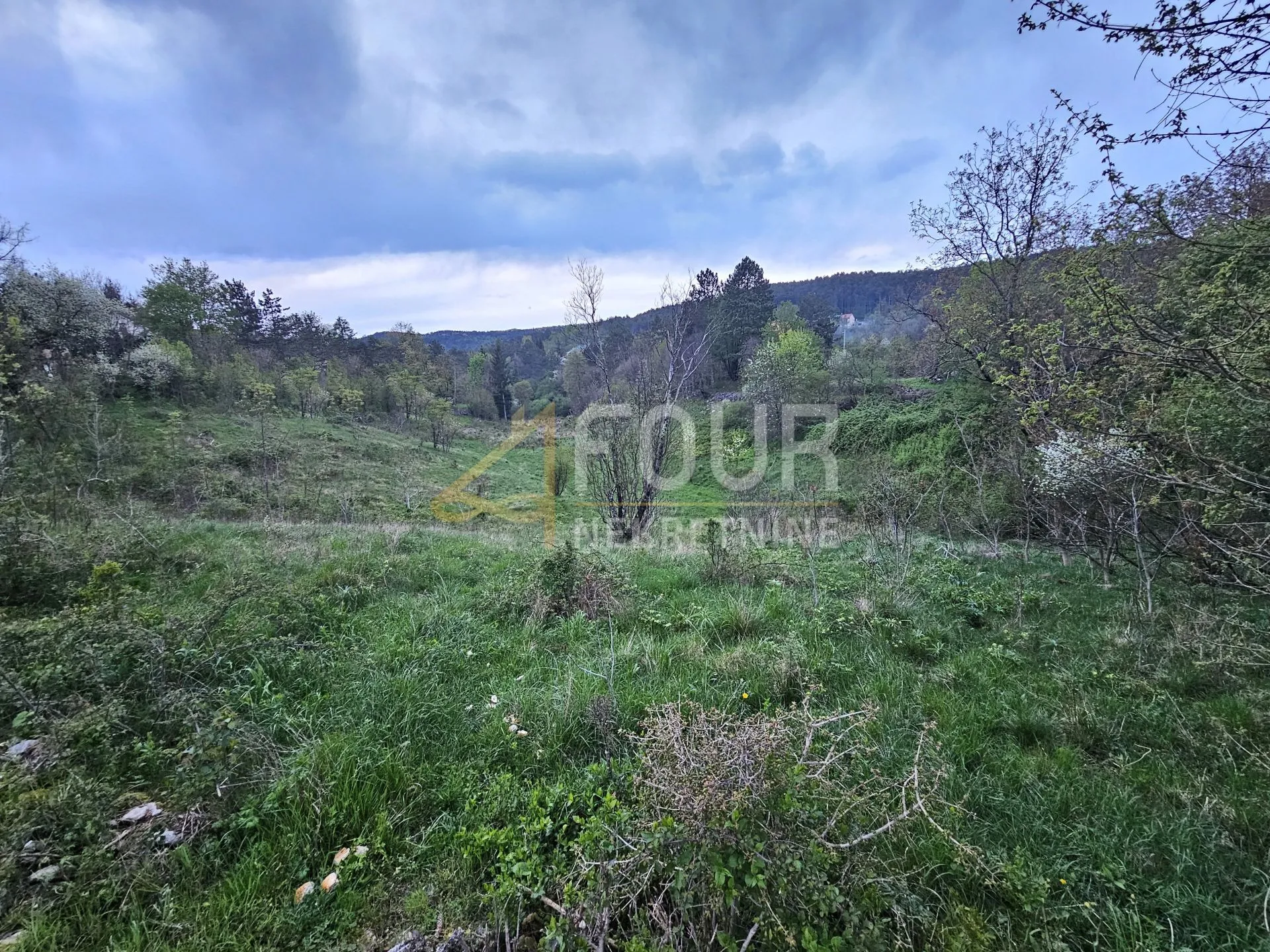 Klana, građevinsko zemljište 1.052m2