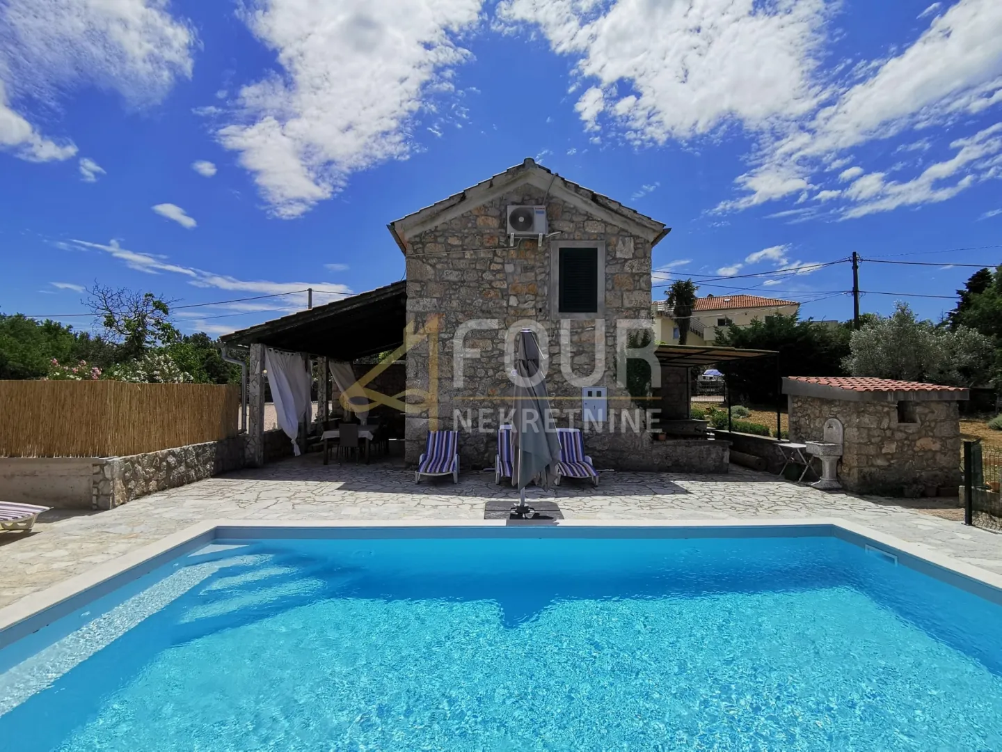 Otok Krk, Dobrinj - okolica, samostojeća kuća s bazenom, 104m2