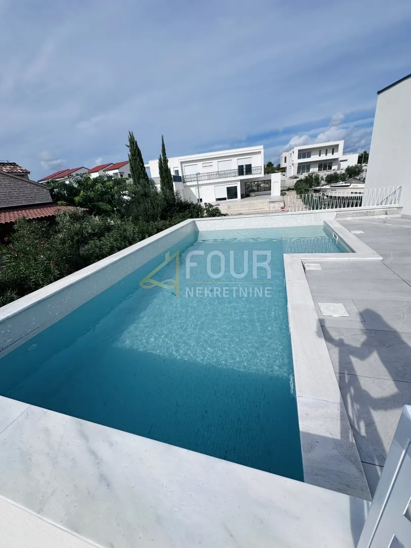 Dalmacija, Vodice, moderna novogradnja s bazenom