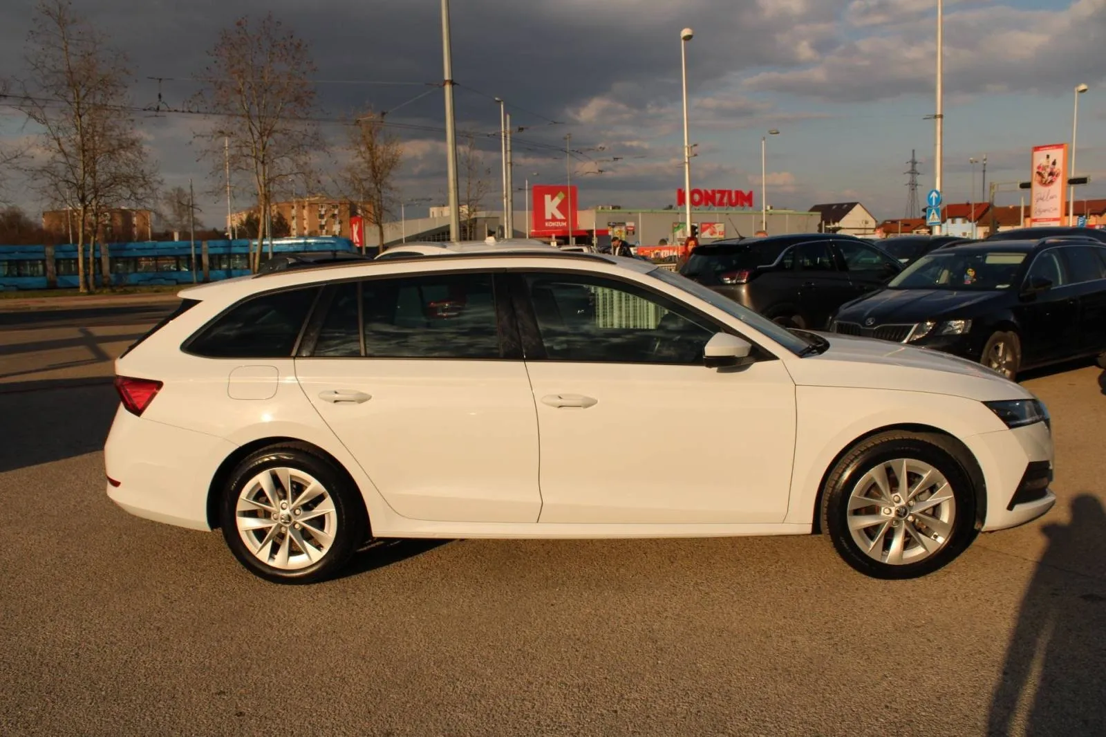 škoda octavia combi 2.0 tdi dsg *led, navigacija* - slika 4