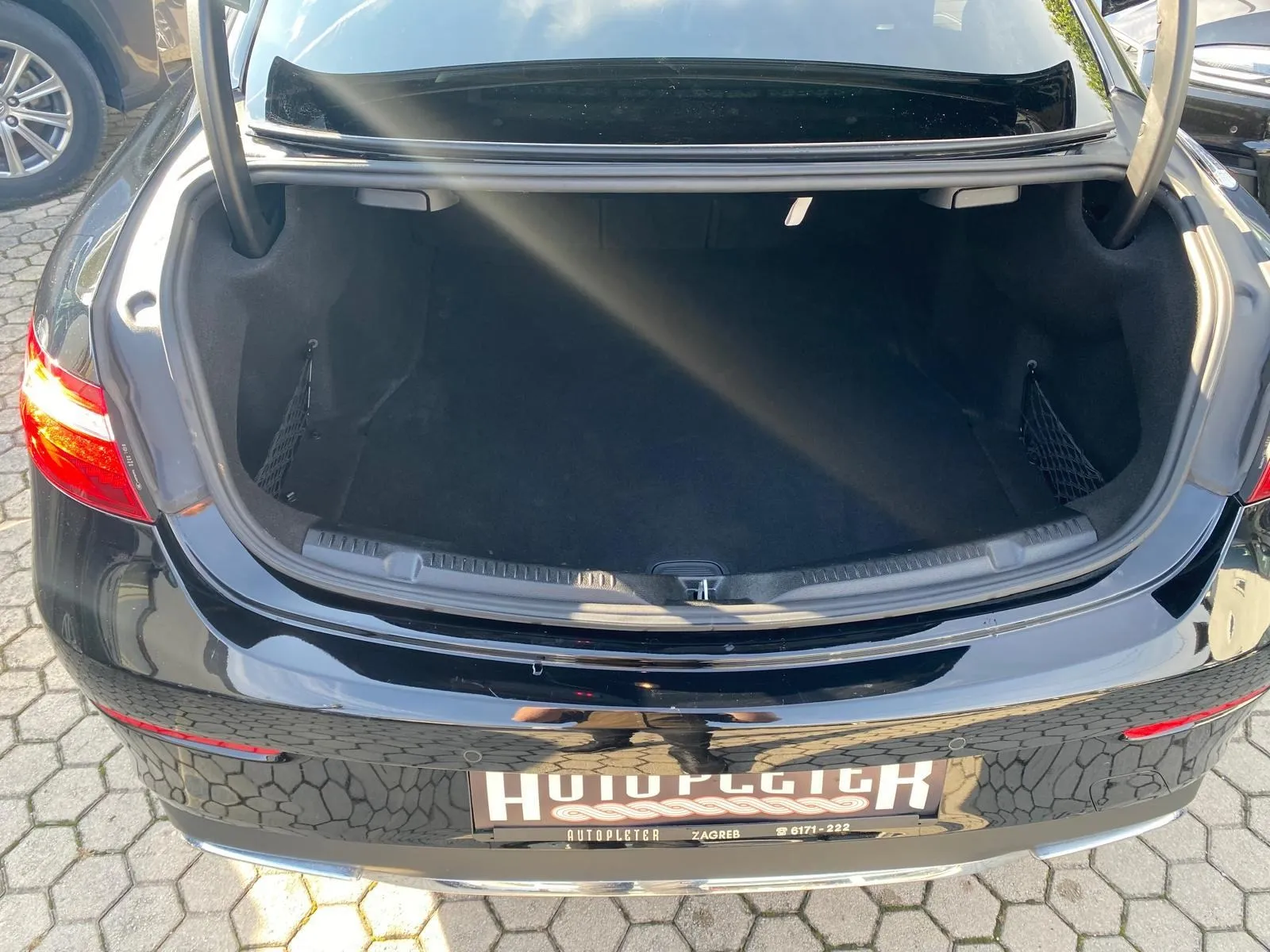 mercedes-benz e220d coupe amg-line 4matic, panorama, 4xgarancija - slika 3