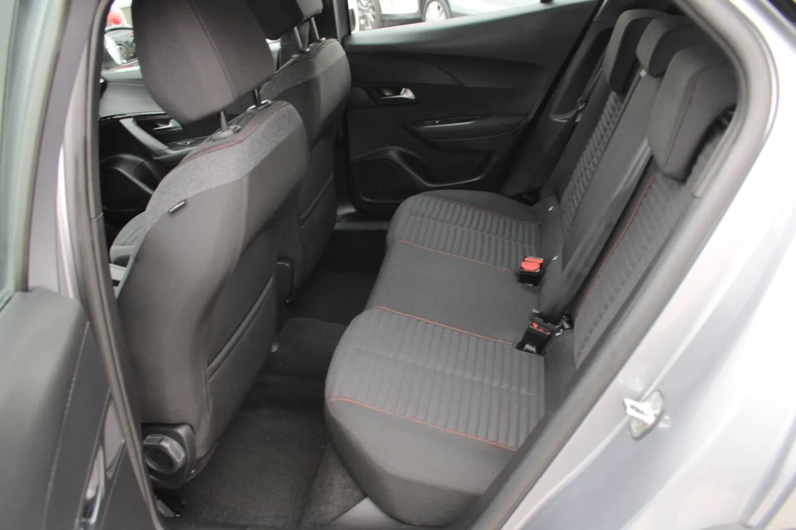 peugeot 2008 1.2 puretech automatik *led, navigacija* - slika 11