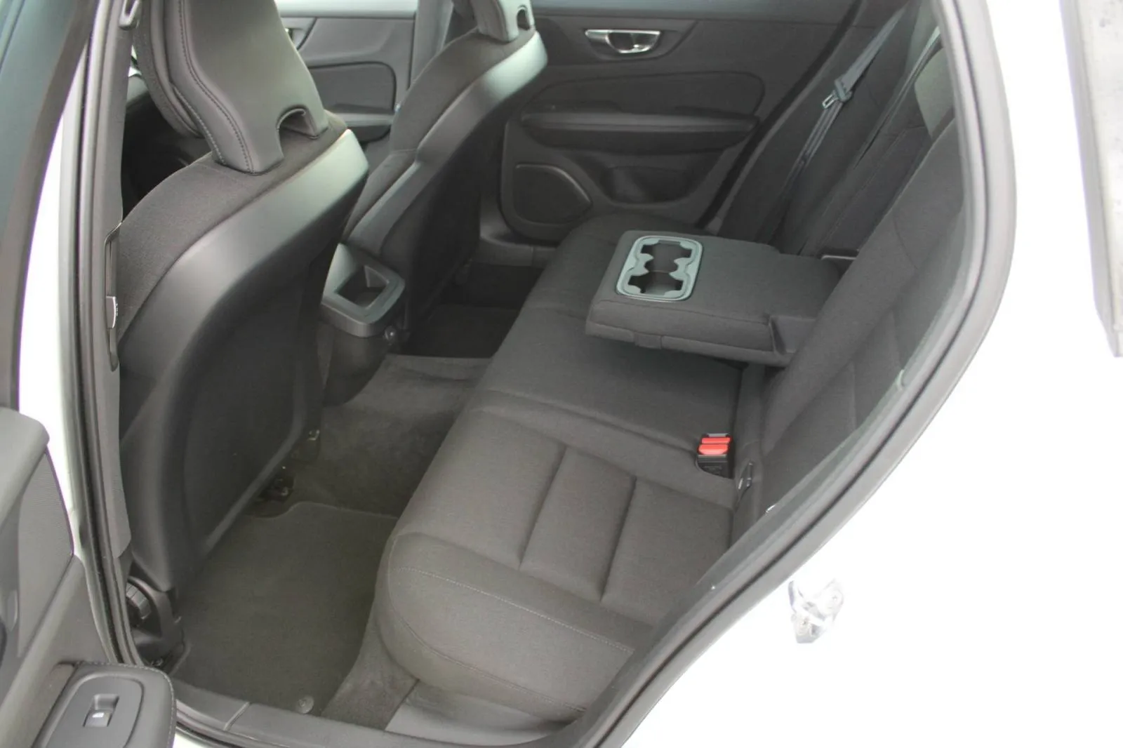 volvo v60 2.0d b4 automatik *led, navigacija, kamera* - slika 16
