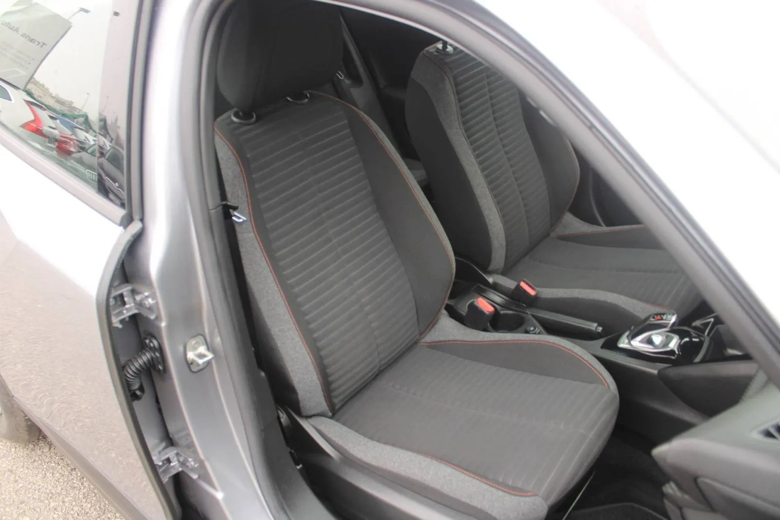 peugeot 2008 1.2 puretech automatik - slika 10