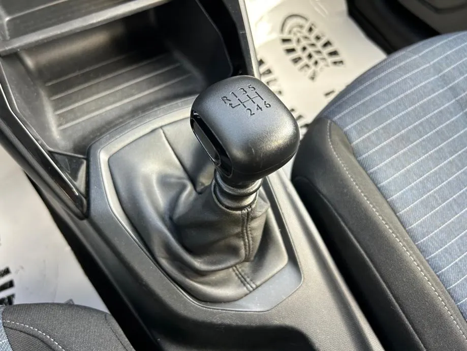 peugeot 208 1,5 bluehdi - 2021 - navi - servisna - reg 1 god !!! - slika 16