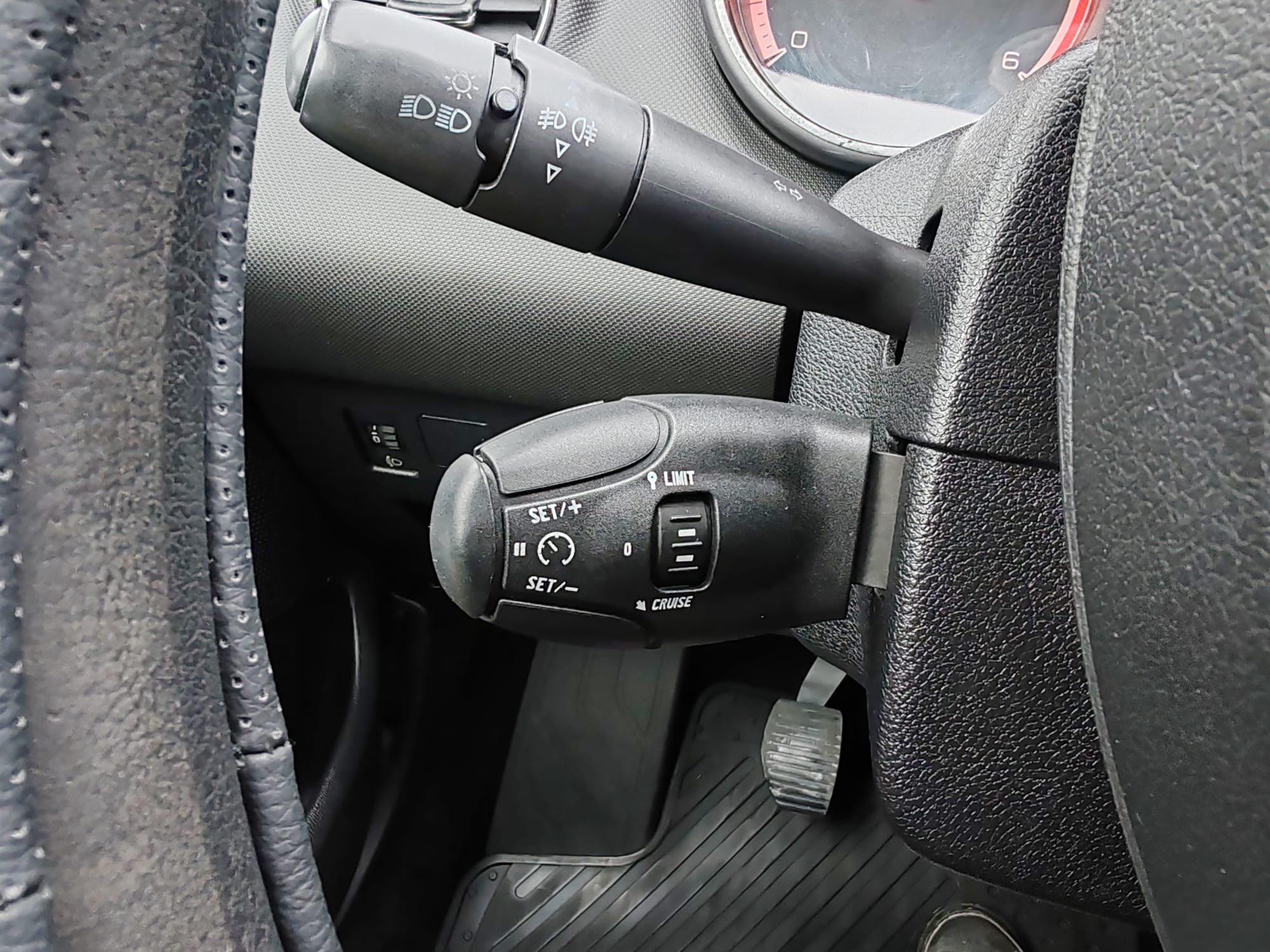 peugeot 308 1,6 hdi 275000 km , 2011, reg-02/26 - slika 15