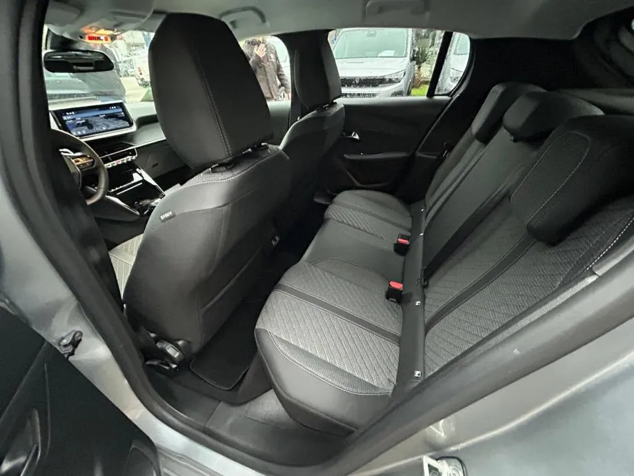 peugeot 208 hybrid 110 e-dcs6 - 2025 - 13000 km - gratis registracija - slika 12
