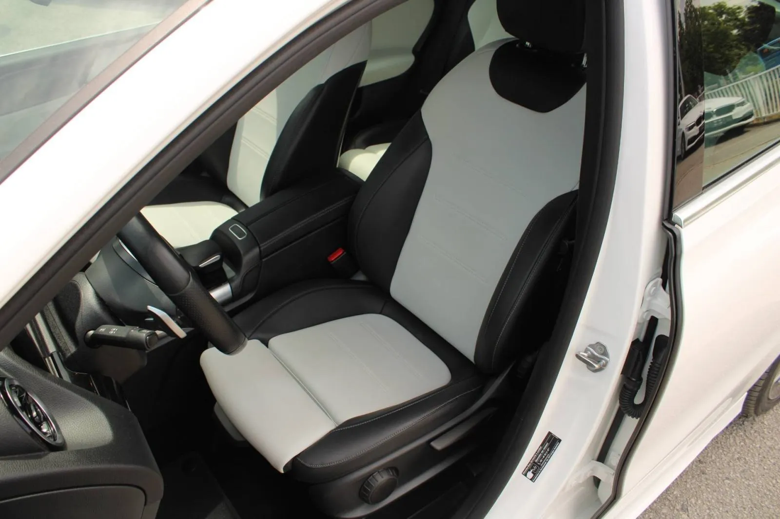 mercedes-benz klasa b 180d amg automatik *led, navigacija, kamera* - slika 9