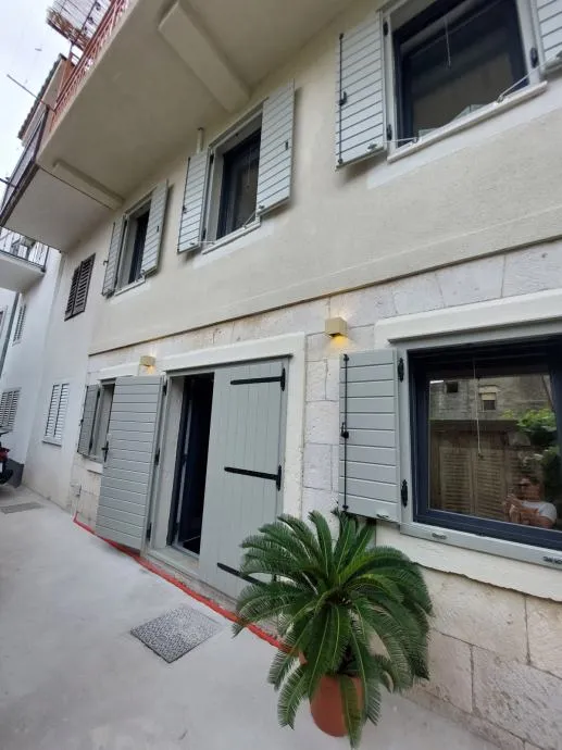 kamena kuća s dvorom i dva apartmana: kaštel štafilić, 120.00 m2 - slika 7