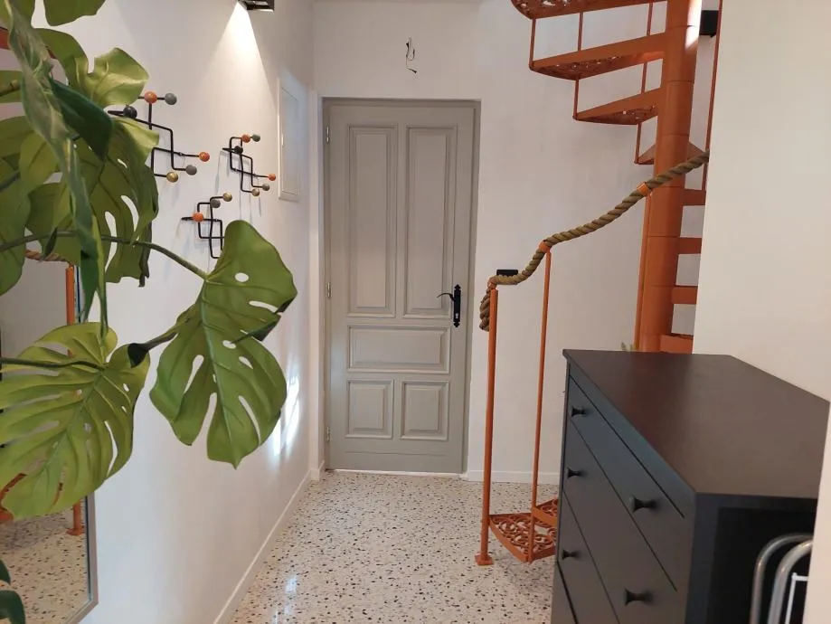 kamena kuća s dvorom i dva apartmana: kaštel štafilić, 120.00 m2 - slika 9