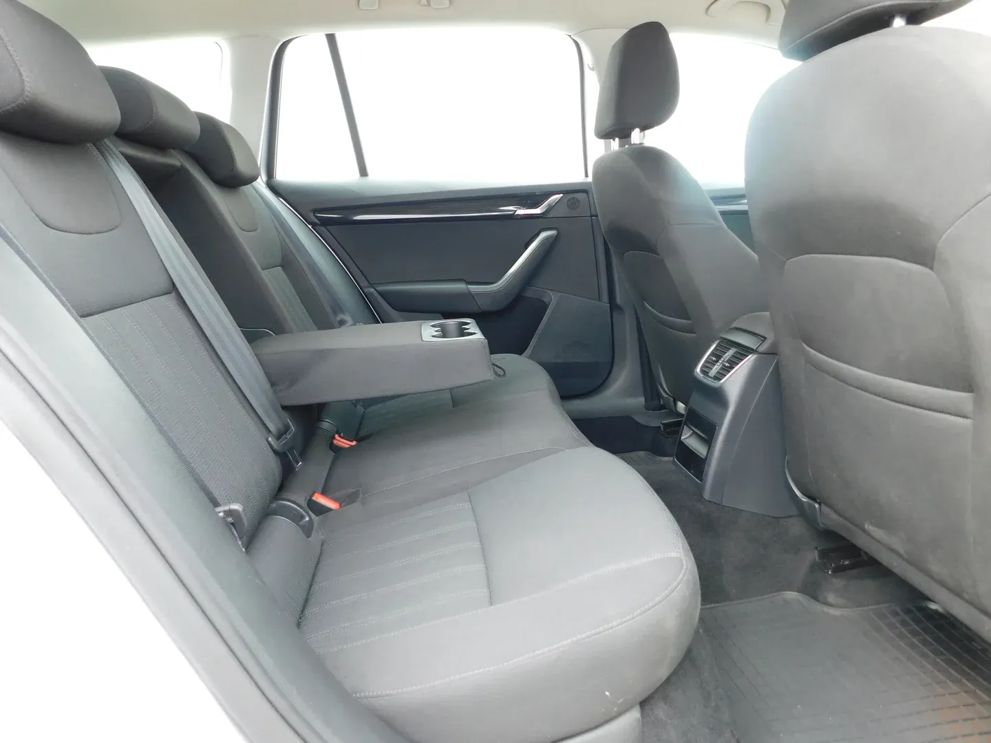 09852 škoda octavia combi style 1.6 tdi - slika 12