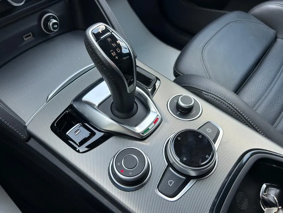 alfa romeo stelvio 2,2 jtd q4 veloce - 2025 - 19.000km - full - reg !! - slika 12