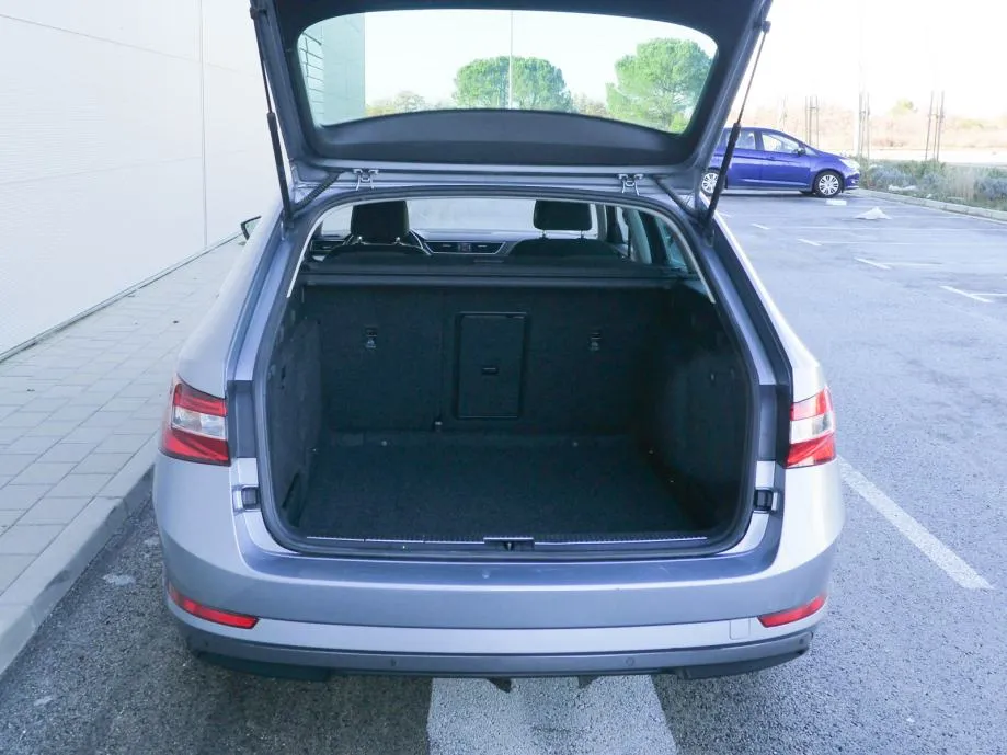 škoda superb combi 2,0 tdi dsg business |led |kam |kuka |jamstvo - slika 17