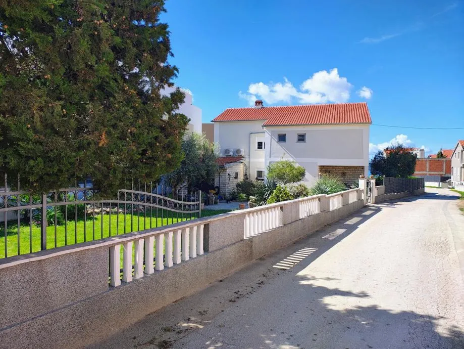 sukošan, prekrasna kuća(240m2) na velikoj okućnici, 100 metara do mora - slika 4
