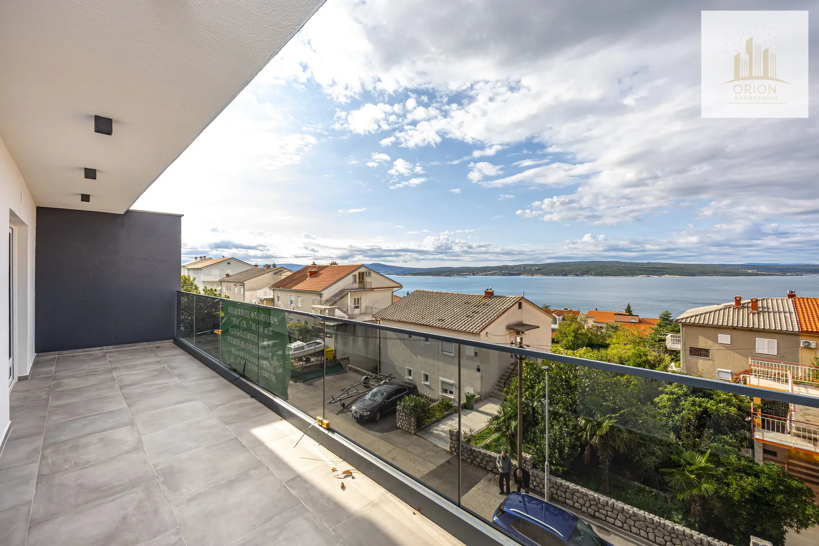 crikvenica- stan s pogledom na more, parkingom i privatnom okućnicom, prilika! - slika 1