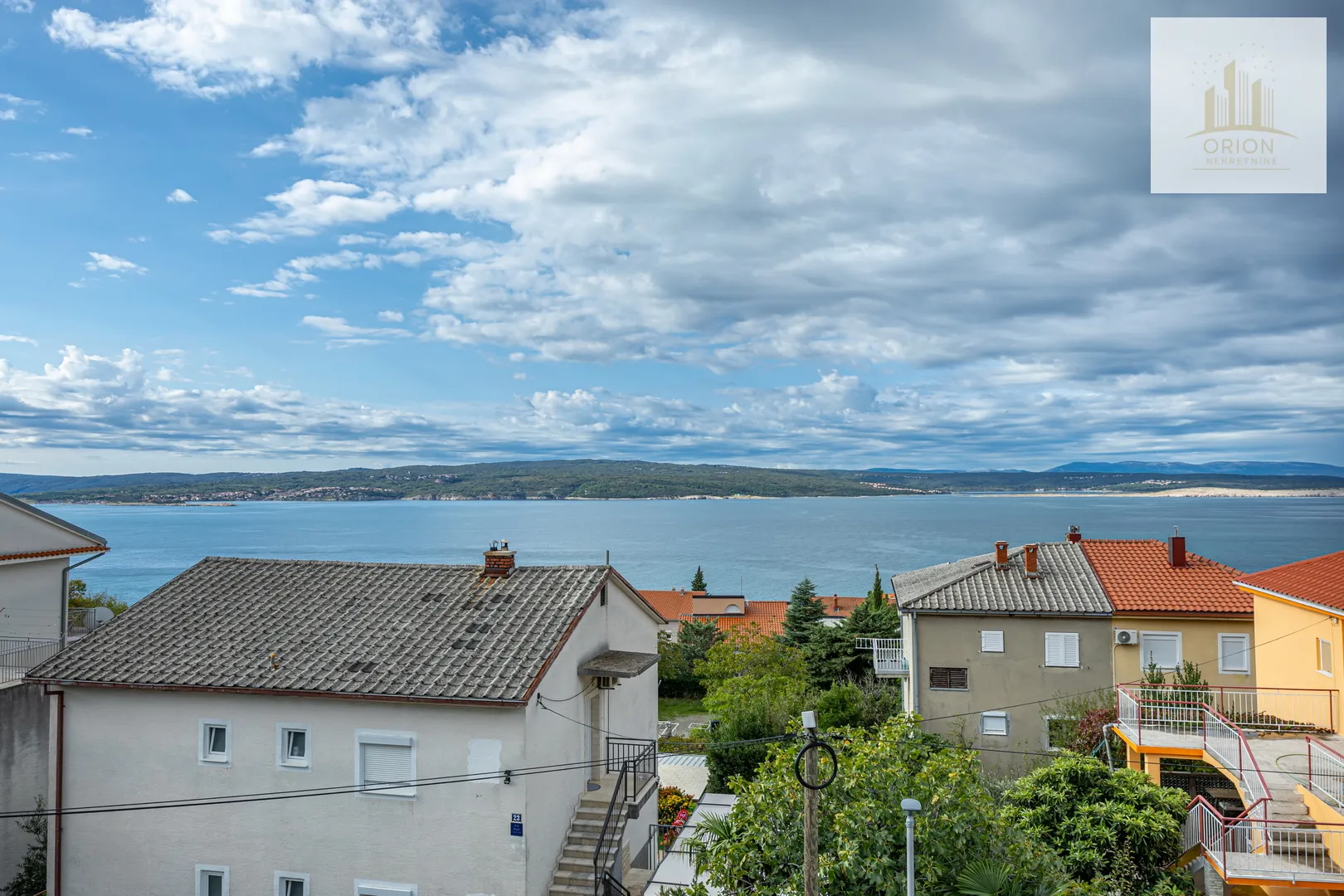 crikvenica- stan s pogledom na more, parkingom i privatnom okućnicom, prilika! - slika 2