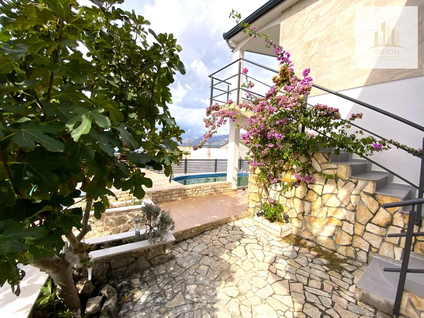 rovanjska, kuća s 2 apartmana, bazenom i očaravajućim pogledom, prilika! - slika 23