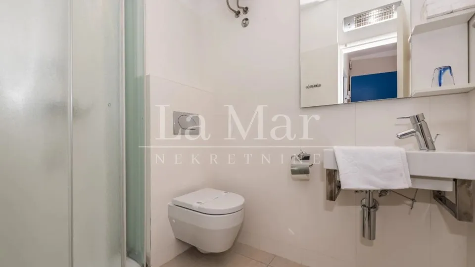 novalja- apartman prvi red do mora- e5 - 81 m2- ii. kat - slika 3
