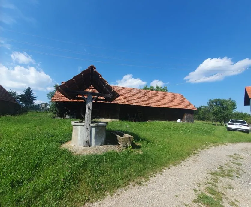 građ. zemljište, kraljev vrh, 1680 m2 s drv. objektom 90m2 i bunarom - slika 2