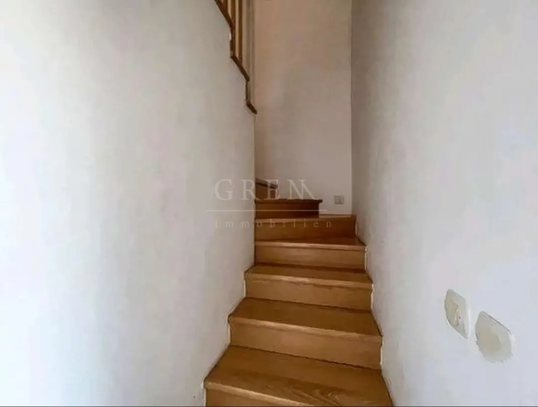 špansko – prostrani dvoetažni 4sobni stan 110 m², 2 lođe, lift - slika 7