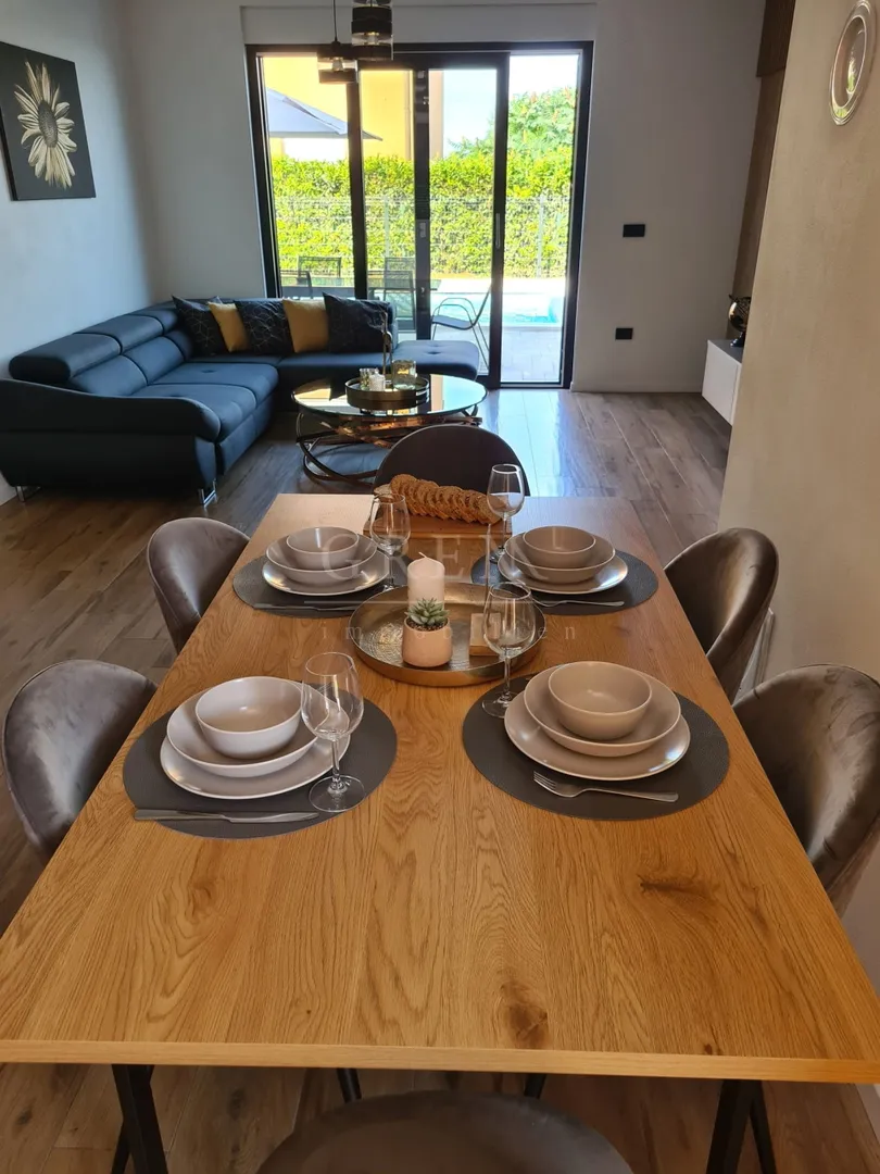 vila sa bazenom, okolica pula, 1 km od mora, 300 m2, prodaja - slika 14