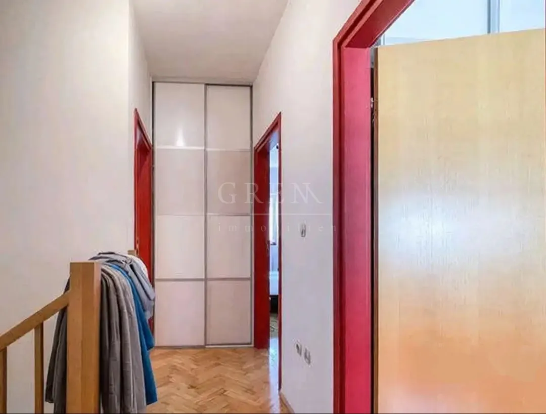 špansko – prostrani dvoetažni 4sobni stan 110 m², 2 lođe, lift - slika 8