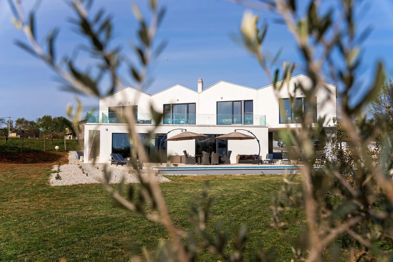 moderna vila sa velikom okućnicom u okolici poreča - slika 5
