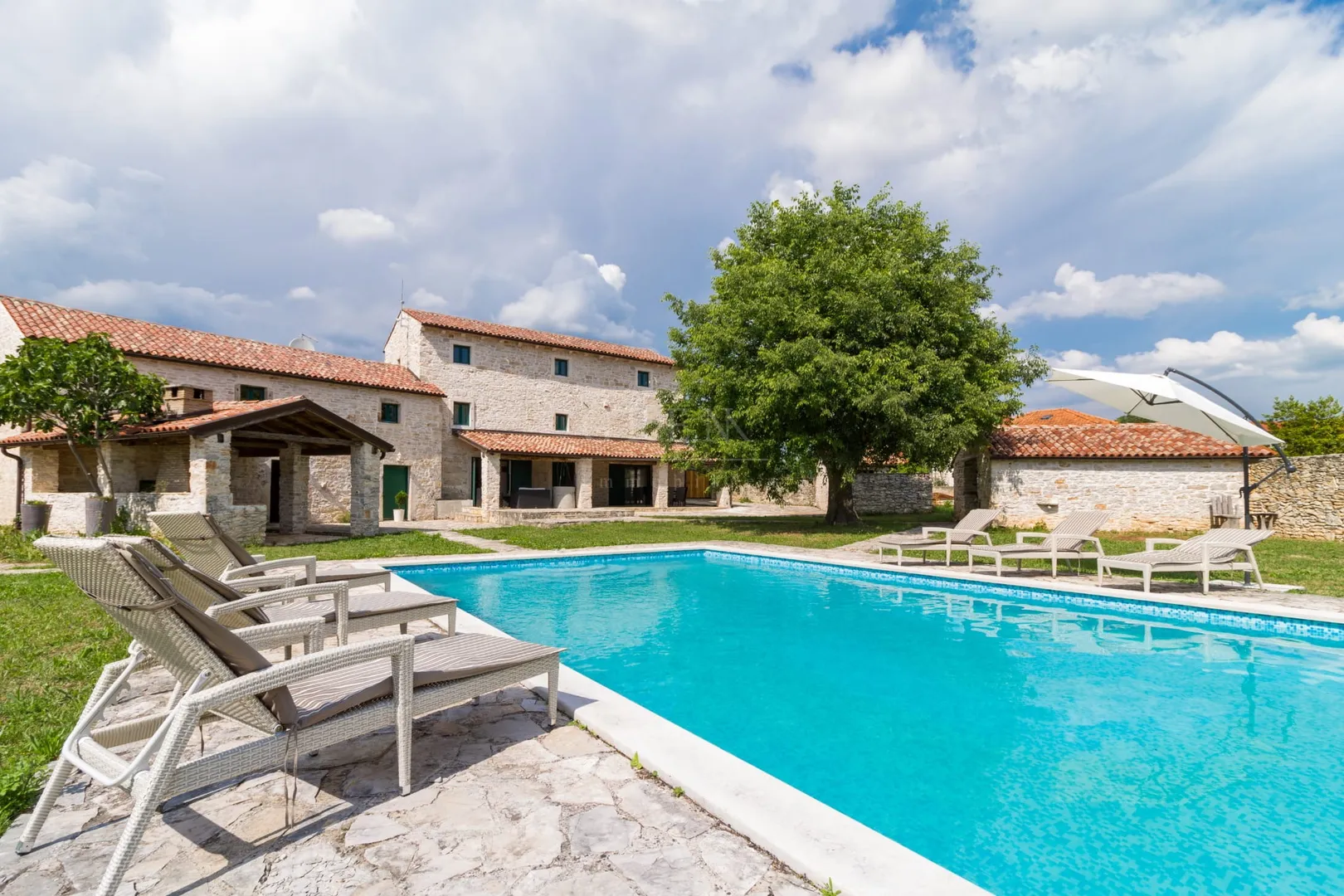 prekrasna kamena vila s bazenom – barban! - slika 14