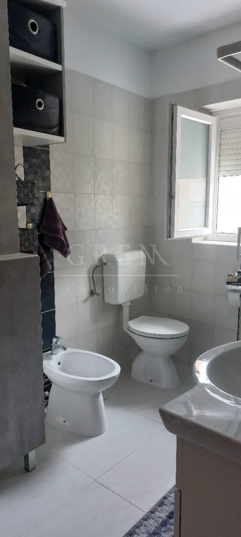 kuća sa 3 stana u centru mjesta udaljena 2000 m od mora - slika 22