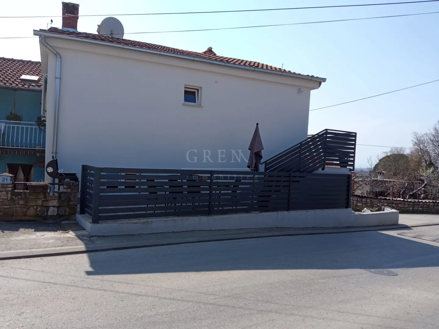 kuća sa 3 stana nedaleko mora - slika 2