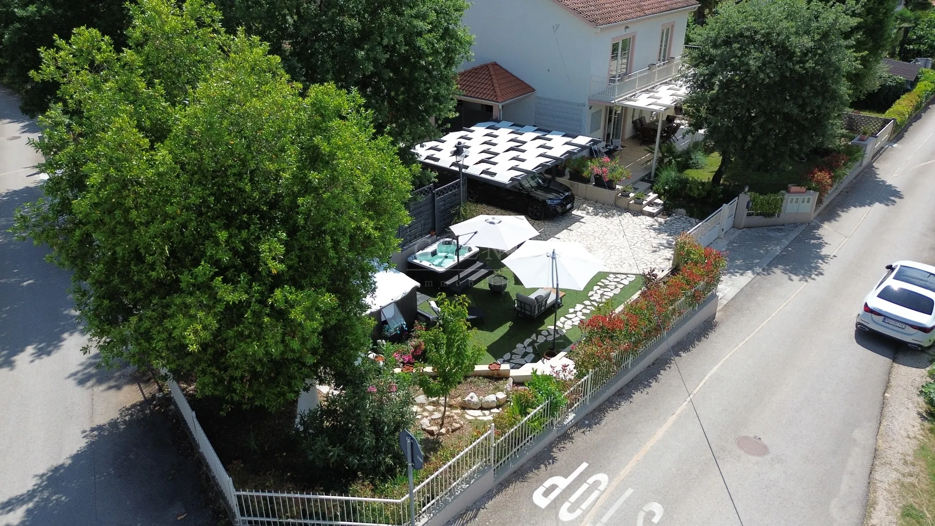 prodaje se lijepi stan u prizemlju kuće okolica poreča - slika 1
