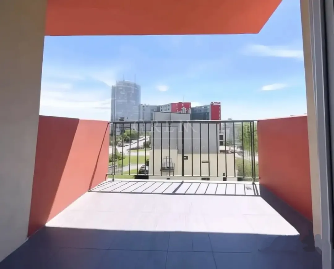 špansko – prostrani dvoetažni 4sobni stan 110 m², 2 lođe, lift - slika 2