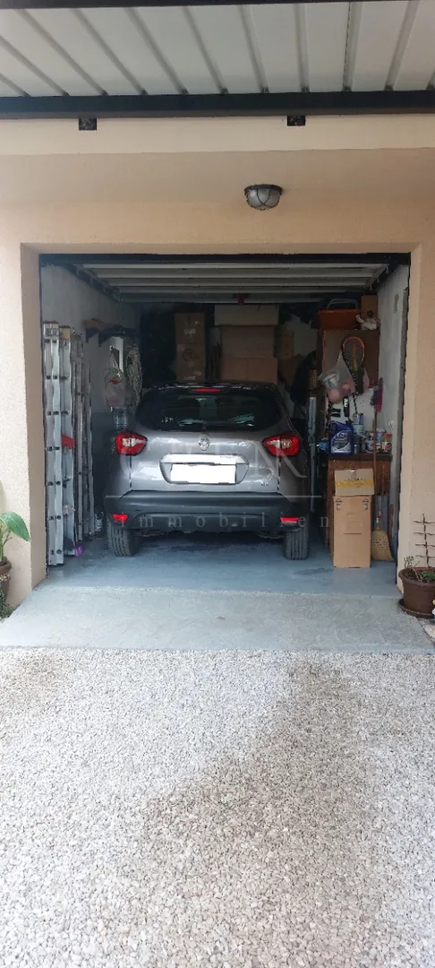 kuća sa 3 stana u centru mjesta udaljena 2000 m od mora - slika 2